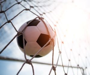 Passionen för fotboll sträcker sig bortom 90 minuter. Det är känsla, identitet och känsla. Den förenar generationer, överskrider gränser och förvandlar varje mål till ett kollektivt firande. På varje plan, från de största arenorna till de enklaste planerna, slår samma hjärta: hjärtat av kärlek till spelet.Fotboll spelas inte bara; den levs, känns och delas. För bakom varje tröja, varje ramsa och varje blick mot himlen finns en historia, en dröm och en passion som aldrig dör.