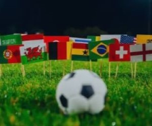 Fotbollsvärlden surrar av förväntan. VM 2026 närmar sig snabbt, och landslagen kämpar för sin plats i den största turneringen, där varje match definierar miljontals fans drömmar och förhoppningar.Med tre värdländer – USA, Mexiko och Kanada – lovar denna upplaga att bli historisk: fler lag, fler mål och en unik global upplevelse. Tränare finjusterar sina strategier, och spelare kämpar om sin biljett till den mest efterlängtade turneringen.Nedräkningen har börjat. Bollen är på väg att rulla, och hela världen väntar på det ögonblick då ett nytt kapitel börjar.VM är nästan här ... och passionen är påtaglig.