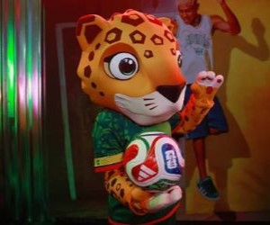 " Passionen för fotboll sträcker sig bortom 90 minuter. Det är känsla, identitet och känsla. Den förenar generationer, överskrider gränser och förvandlar varje mål till ett kollektivt firande. På varje plan, från de största arenorna till de enklaste planerna, slår samma hjärta: hjärtat av kärlek till spelet.Fotboll spelas inte bara; den levs, känns och delas. För bakom varje tröja, varje ramsa och varje blick mot himlen finns en historia, en dröm och en passion som aldrig dör."