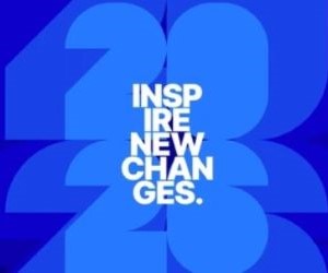 Fotbollsvärlden surrar av förväntan. VM 2026 närmar sig snabbt, och landslagen kämpar för sin plats i den största turneringen, där varje match definierar miljontals fans drömmar och förhoppningar.Med tre värdländer – USA, Mexiko och Kanada – lovar denna upplaga att bli historisk: fler lag, fler mål och en unik global upplevelse. Tränare finjusterar sina strategier, och spelare kämpar om sin biljett till den mest efterlängtade turneringen.Nedräkningen har börjat. Bollen är på väg att rulla, och hela världen väntar på det ögonblick då ett nytt kapitel börjar.VM är nästan här ... och passionen är påtaglig.